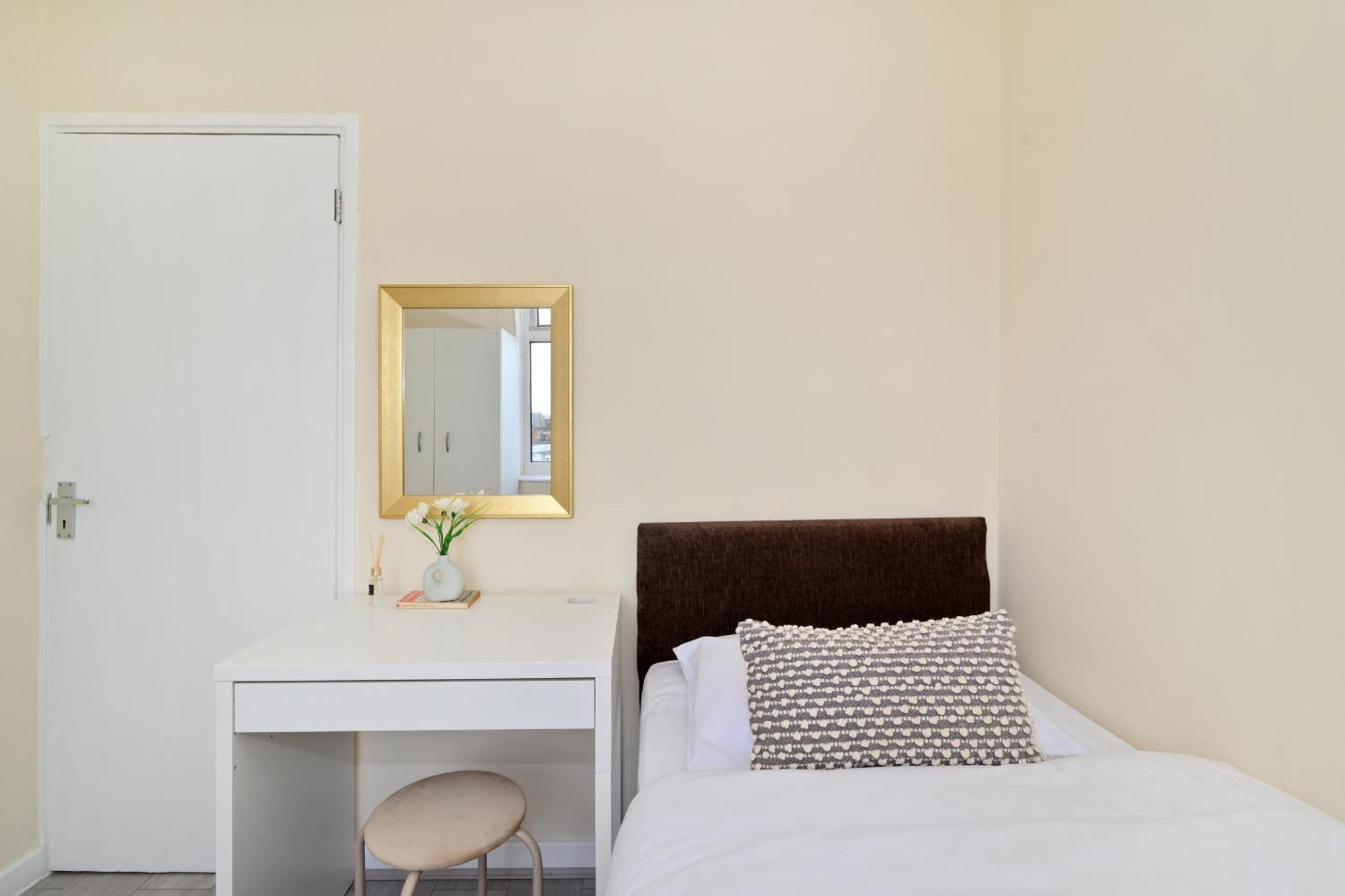 Spacious 5 Bedroom 3 Mins Walk From Mile End Apartamento Londres