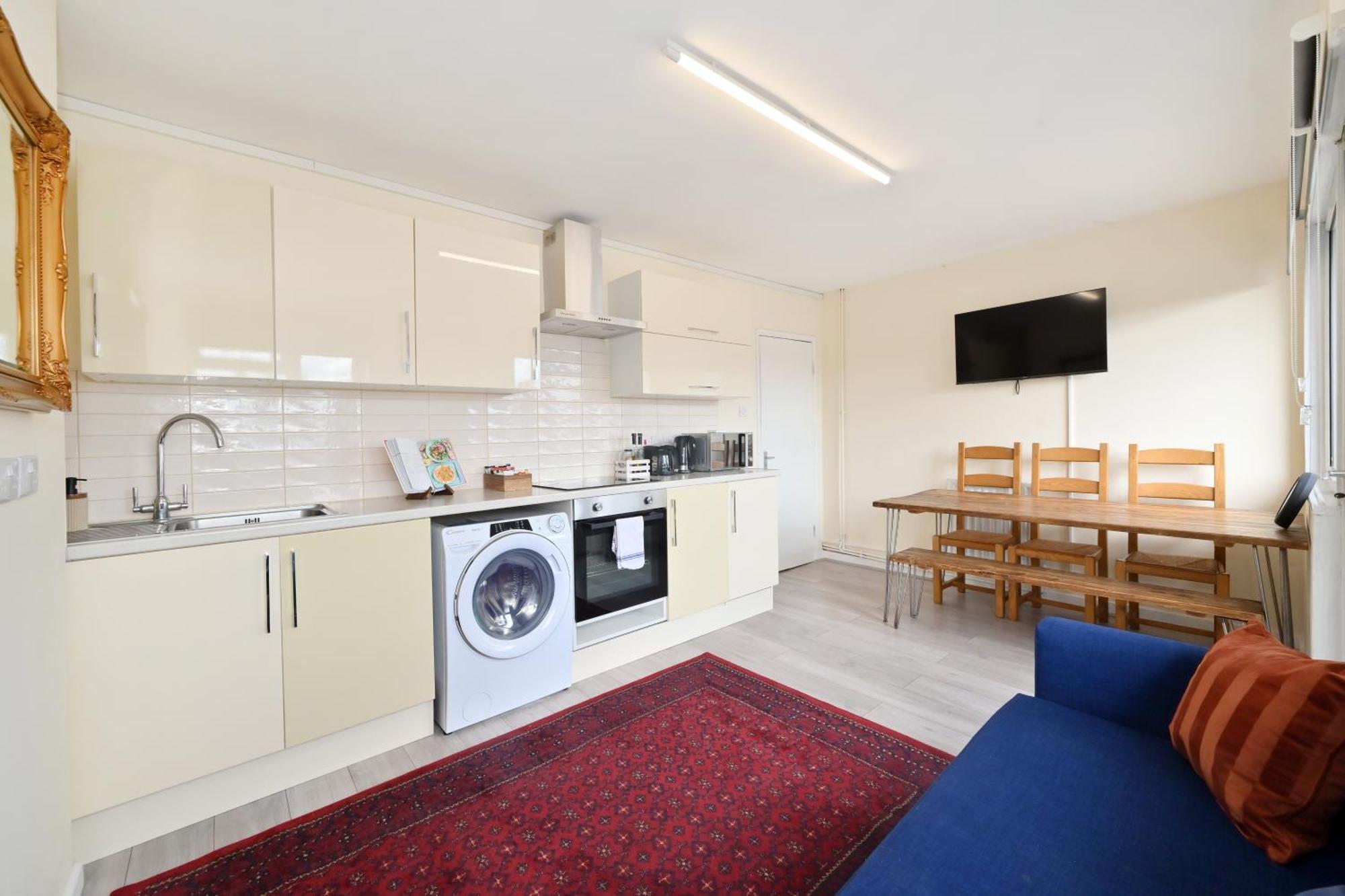 Spacious 5 Bedroom 3 Mins Walk From Mile End Apartamento Londres
